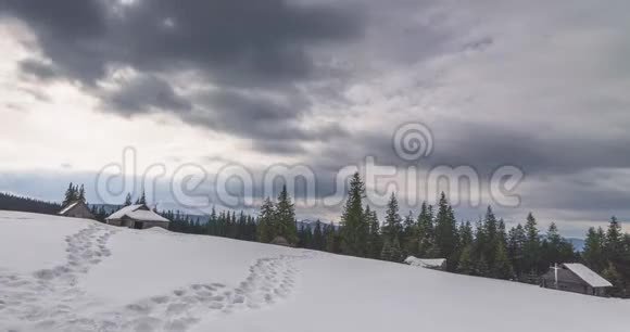 喀尔巴阡山脉乡村的美丽冬天视频的预览图