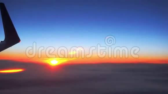 一架带有太阳的飞机的美丽录像片段视频的预览图
