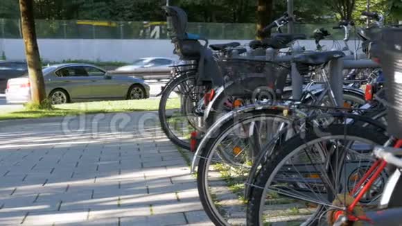 慕尼黑街道自行车停车场视频的预览图
