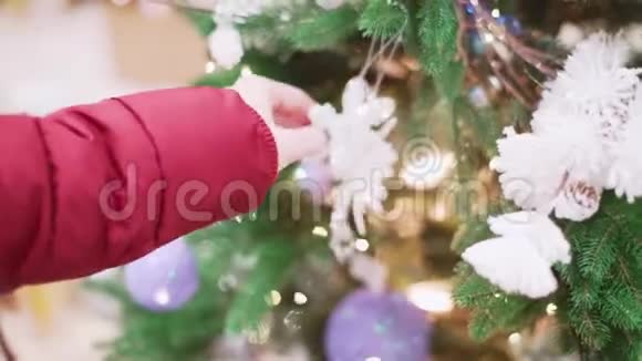 市场上女人手的特写镜头选择圣诞装饰品和舞会来庆祝圣诞节和新年视频的预览图