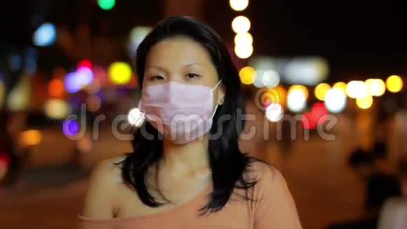 4中国女孩晚上用面具遮住脸视频的预览图