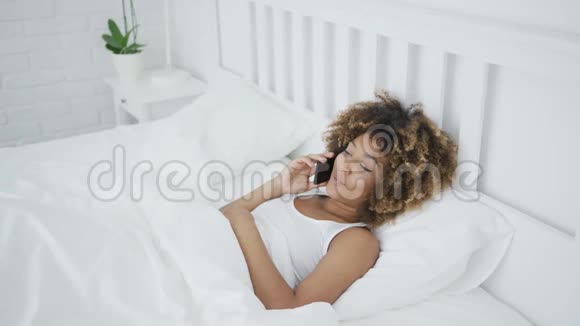 内容女性在床上打电话视频的预览图
