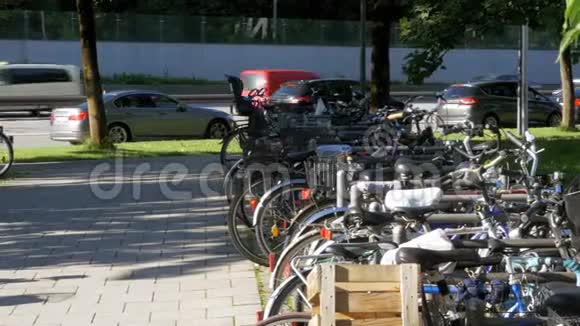 慕尼黑街道自行车停车场视频的预览图