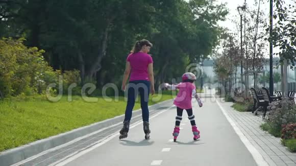 年轻的母亲和女儿一起溜冰视频的预览图