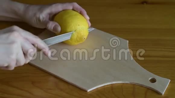 用刀切柠檬视频的预览图
