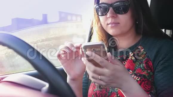 一个女孩坐在一辆汽车的车轮上看着航海家看着如何到达那里慢动作1920x1080视频的预览图