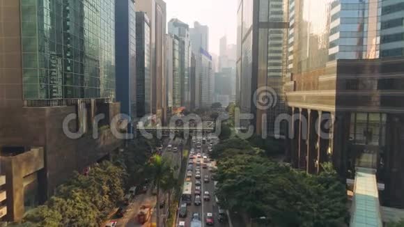 鸟瞰香港摩天大楼及绿树塔视频的预览图