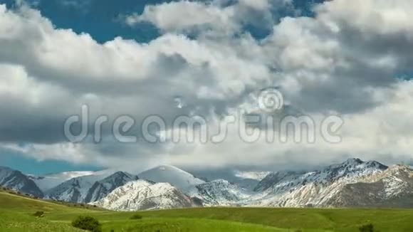 随着时间的推移山谷和山峰被白雪覆盖视频的预览图