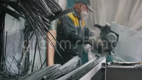 工人削减生产复合玻璃纤维增强材料去聚焦视频的预览图