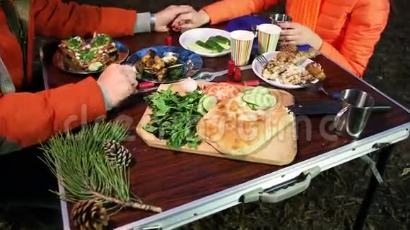 桌上有食物在树林里背景是年轻夫妇牵着手视频的预览图
