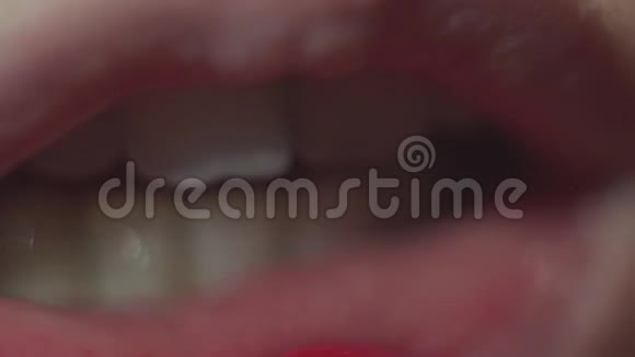 女孩用红色唇膏贴在嘴唇上视频的预览图