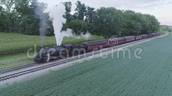 阿米什乡临近蒸汽旅客列车的鸟瞰图视频的预览图
