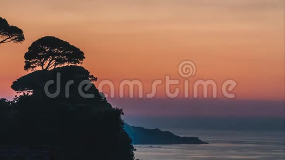 时间流逝美丽的夕阳落在意大利索伦托的意大利山上的树木后面视频的预览图