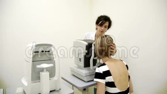 眼科医生准备检查女性眼睛的设备视频的预览图