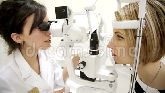 眼科医生检查女人的眼睛快关门视频的预览图