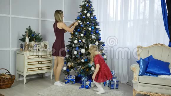妈妈和女儿装饰圣诞树视频的预览图