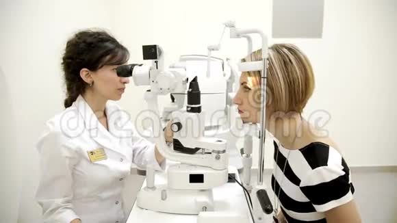 眼科医生检查女人的眼睛中间视频的预览图