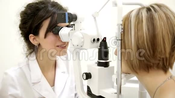 眼科医生检查女人的眼睛快关门视频的预览图