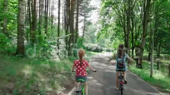 母亲和女儿骑自行车视频的预览图
