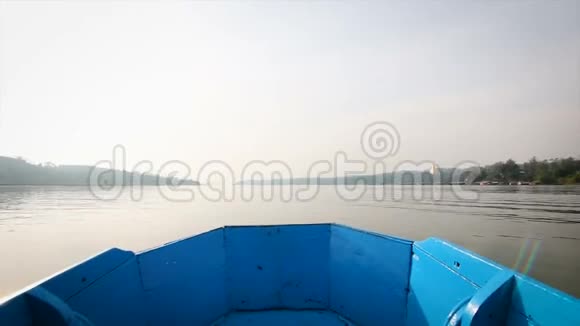 4K船观在泰国桑克拉布里Kanchanaburi的自然河流中前进视频的预览图