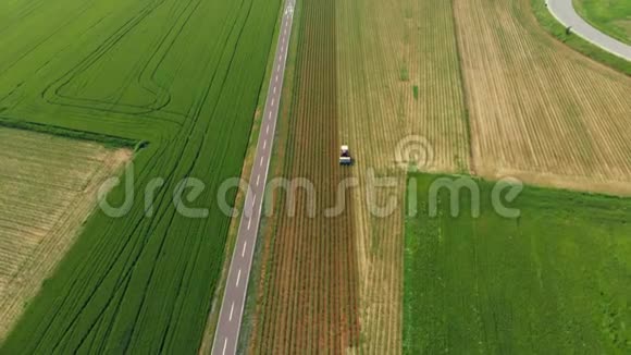 空中作业拖拉机在耕地农田农业从上到下看茂盛的绿色谷物作物视频的预览图