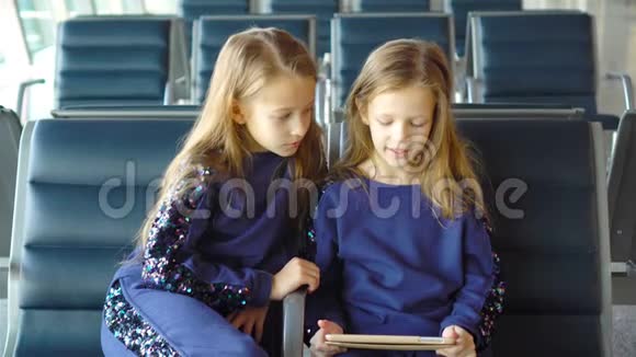 在机场大窗户附近的小可爱女孩视频的预览图