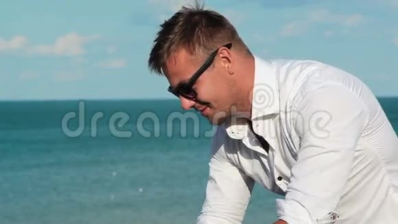 年轻的自由职业者在海边度假视频的预览图