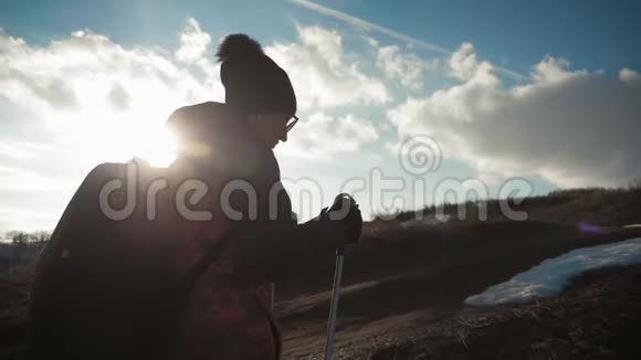 带背包的女旅行者在山上徒步旅行漫步在群山中自由与幸福视频的预览图