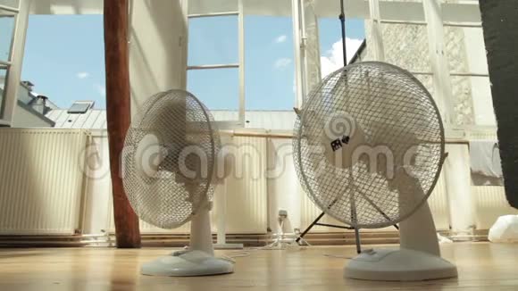 在炎热的夏日里有两个冷却风扇视频的预览图