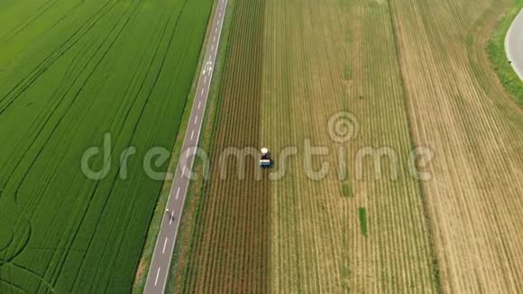 空中作业拖拉机在耕地农田农业从上到下看茂盛的绿色谷物作物视频的预览图