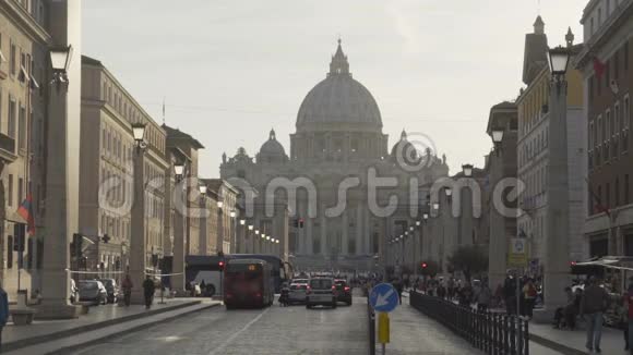 许多人和交通工具前往罗马著名的标志性建筑梵蒂冈城视频的预览图