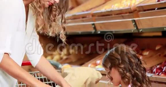 母女俩在超市购物视频的预览图
