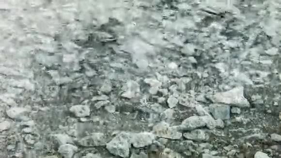 令人惊叹的清澈山涧广角视频的预览图