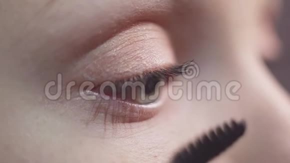 绿眼女人在睫毛上涂黑色睫毛膏视频的预览图