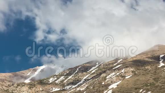 尼泊尔雾蒙蒙的喜马拉雅山脉的时间跨度视频的预览图