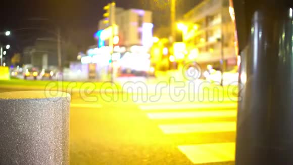 夜晚的城市生活汽车在街上行驶照亮了城市的背景视频的预览图