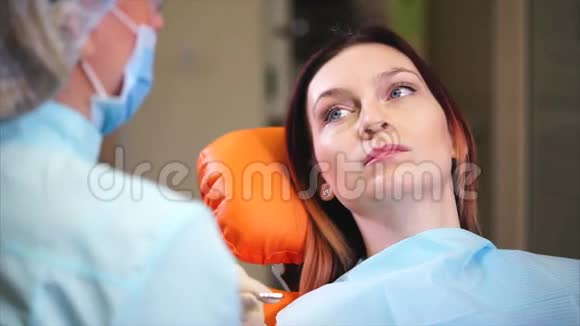 牙科手术女病人和牙医医生考试视频的预览图