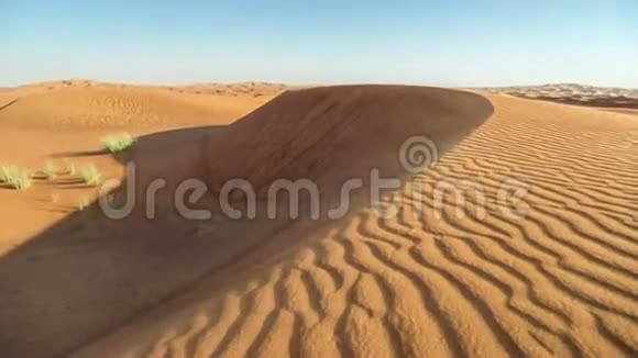 阿拉伯沙漠迪拜和阿联酋的时代沙丘和风视频的预览图