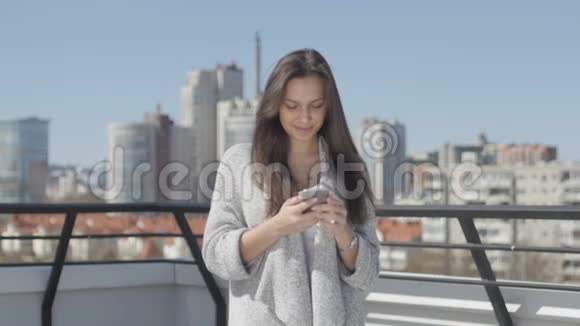 女人在大楼里浏览电话视频的预览图