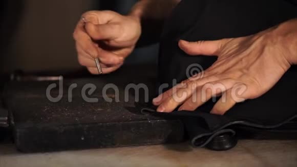 工匠在车间里使用特殊的工具视频的预览图