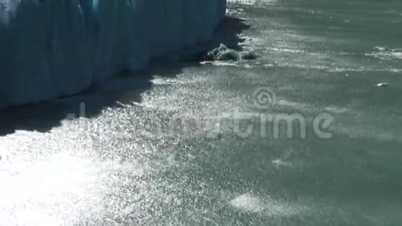 阿根廷雪山景观冰川冰山在阳光下视频的预览图
