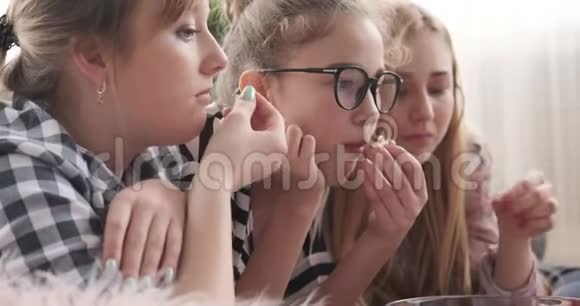 女孩一边看电影一边吃爆米花视频的预览图