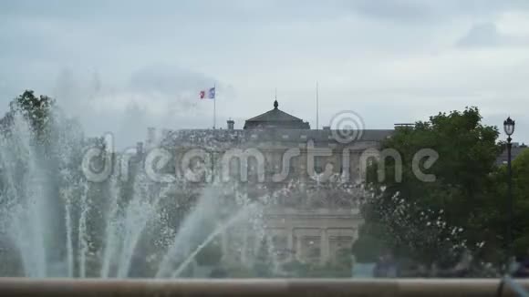从喷泉观光游览法国巴黎卢森堡宫视频的预览图