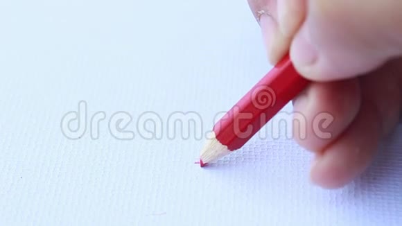 亚洲妇女使用红色绘画和绘画形状心在白纸背景上视频的预览图