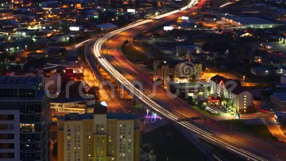 晚上4K德克萨斯州圣安东尼奥高速公路的空中延时视频的预览图