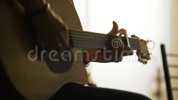 在阁楼或会议厅演奏原声吉他的摇滚艺术家视频的预览图
