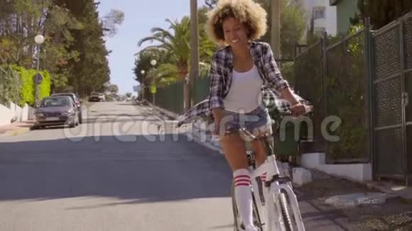 骑自行车的快乐女人视频的预览图