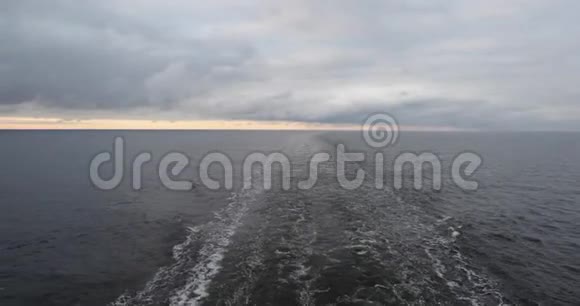 光滑的尾流一条愤怒的水线留在一艘航行中的船的船尾后面波罗的海多云天气视频的预览图