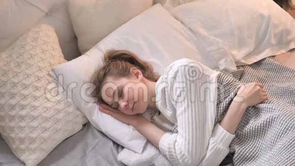 清晨醒来的睡姑娘视频的预览图