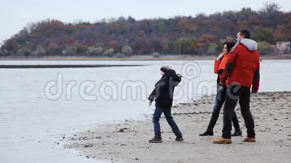 父母带着他们的小儿子向湖里扔石头视频的预览图